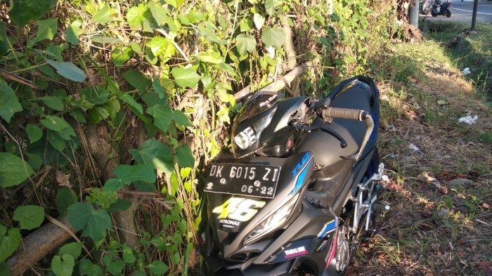 Petugas lalu lintas saat melakukan olah TKP kecelakaan maut di Kilometer 84-85 Jalan Raya Denpasar-Gilimanuk tepatnya di Banjar Anyar Kelod, Desa Penyaringan, Kecamatan Mendoyo, Jembrana, Minggu 21 Juli 2024.