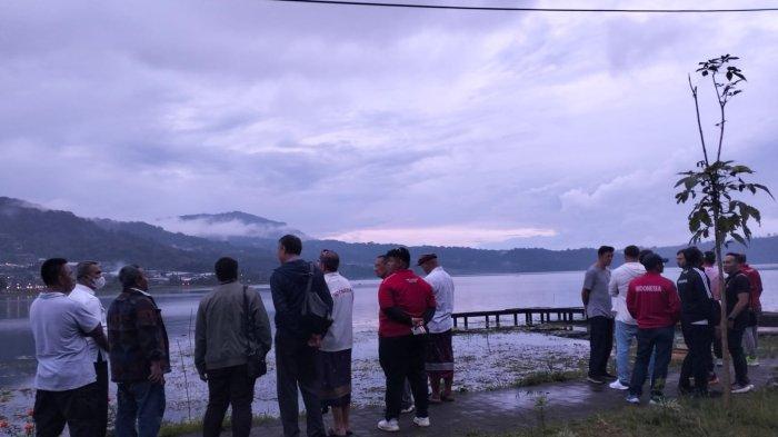SURVEI LOKASI - Sekjen PODSI bersama KONI saat mensurvei Danau Buyan, Kamis (25/4). Danau ini kabarnya akan dijadikan pusat pelatihan dayung bertaraf internasional. 