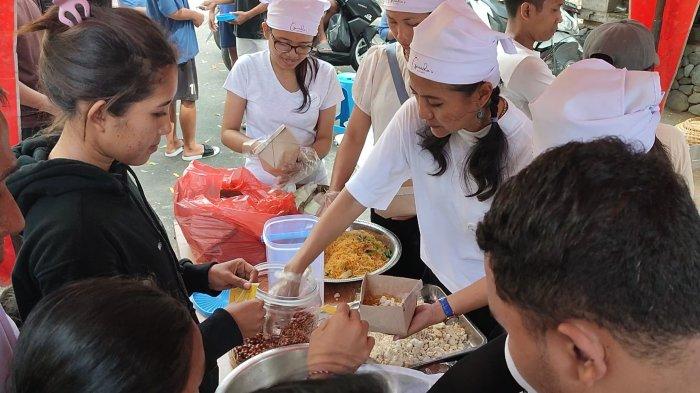 Komunitas Govinda Kitchen saat membagikan makanan gratis di Hari Buruh Sedunia, Rabu (1/5/2024).