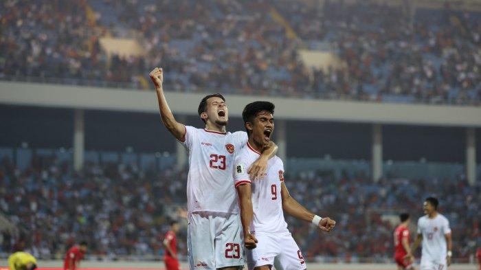 SELEBRASI - Nathan Tjoe-A-On (kiri) dan Ramadhan Sananta mengekspresikan kemenangan. Timnas U-23 Indonesia harus tampil berani dan agresif malam ini melawan Uzbekistan pada babak semifinal Piala Asia U-23 2024. Kalau Garuda Muda bisa mencetak gol lebih dulu, bisa jadi pembuka pintu meraih kemenangan.