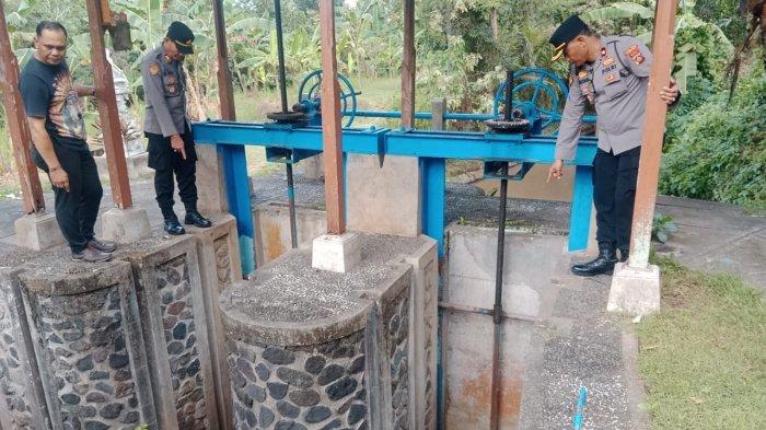 TKP penemuan mayat bayi - Olah TKP yang dilakukan tim forensik di TKP saat penemuan mayat bayi perempuan di Sungai Yeh Ge Tabanan. 
