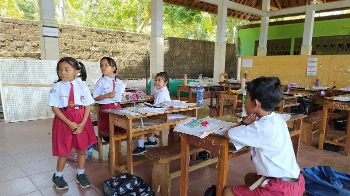 Siswa SDN 6 Bondalem saat mengikuti proses pembelajaran di aula. Atap ruang kelasnya jebol dan baru dapat diperbaiki 2024 mendatang.