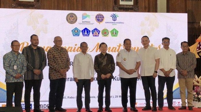 FOTO BERSAMA - Pj Gubernur Bali SM Mahendra Jaya, Menteri PPN/Kepala Bappenas Suharso Monoarfa, Menteri Investasi/Kepala BKPM Bahlil Lahadalia dan pejabat lainya berfoto bersama setelah penyerahan dokumen kualifikasi investor Bali Urban Rail, di Gedung Wiswa Sabha Kantor Gubernur Bali, Rabu (29/5).