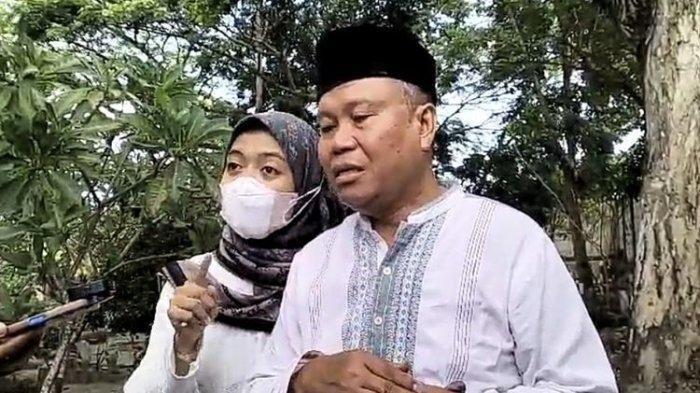 Adik dan ayah dari WDS (34), dosen UIN RM Said yang menjadi korban pembunuhan.