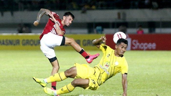 Pemain Bali United Stefano Lilipaly berebut bola dengan pemain Barito Putera di pekan kedua Liga 1 di Stadion Demang Lehman Martapura, Jumat (6/3/2020) malam. Bali United menang dengan skor 1-2.