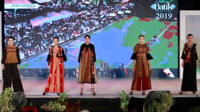 Banyuwangi Batik Festival (BBF) kembali digelar di Gelanggang Seni Budaya, Taman Blambangan, Banyuwangi, Sabtu (23/11/2019) malam.