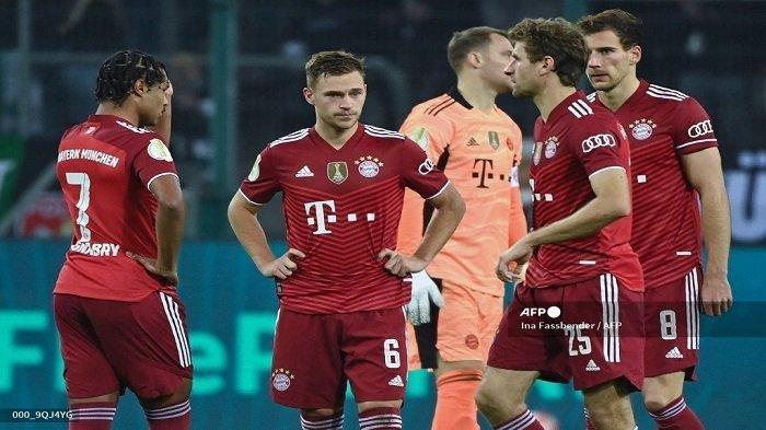 (kiri) Serge Gnabry, Joshua Kimmich, Manuel Neuer, Thomas Mueller, Leon Goretzka bereaksi selama pertandingan sepak bola putaran ke-2 Piala Jerman (DFB Pokal) Borussia Moenchengladbach v FC Bayern Munich di Moenchengladbach, Jerman Barat, pada 27 Oktober 2021. Ina Fassbender/AFP
