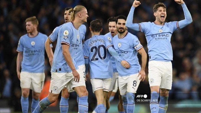 Bek Inggris Manchester City John Stones (kanan) merayakan gol kedua tim selama pertandingan sepak bola Liga Premier Inggris antara Manchester City dan Arsenal di Stadion Etihad di Manchester, barat laut Inggris, pada 26 April 2023. Oli SCARFF/AFP
