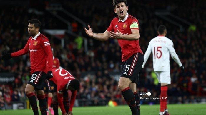 Bek Manchester United Inggris Harry Maguire bereaksi setelah mencetak gol bunuh diri selama perempat final Liga Eropa UEFA, pertandingan sepak bola leg pertama antara Manchester United dan Sevilla di stadion Old Trafford di Manchester, barat laut Inggris, pada 13 April 2023. Darren Staples / AFP