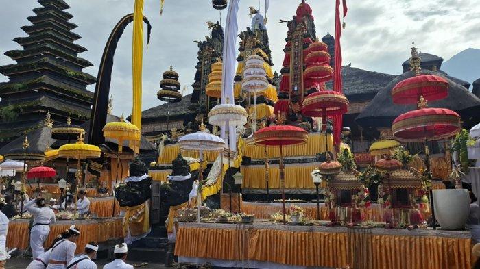 IDA BHATARA TURUN KABEH - Suasana di Penataran Pura Agung Besakih saat rangkaian Upacara Ida Bhatara Turun Kabeh tahun 2025, Kamis (10/4/2025). Hari ini, Sabtu 12 April 2025 bertepatan dengan Purnama Kedasa merupakan puncak karya Ida Bhatara Turun Kabeh.