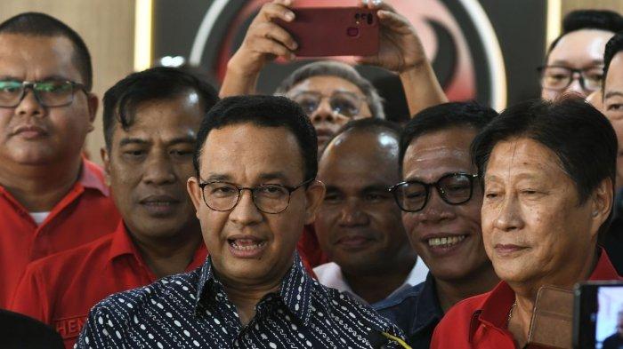BERI KETERANGAN - Anies Baswedan bersama pengurus PDIP memberi keterangan kepada wartawan usai menggelar pertemuan tertutup di kantor DPD PDIP, di Cakung, Jakarta Timur, Sabtu (24/8). 