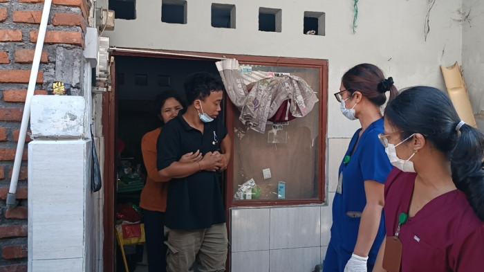 JEMPUT - Dinas Sosial Bali, Gianyar, Satpol PP Bali dan unsur desa serta lingkungan di Batubulan saat turun ke kediaman Wayan Budiasa.