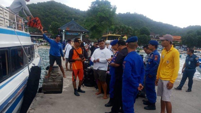Suasana di Dermaga Rakyat Padang Bai, Desa Padang Bai, Kecamatan Manggis, Kamis (6/7/2023) siang. Penumpang dievakuasi setelah fast boat yang ditumpangi bermasalah. 