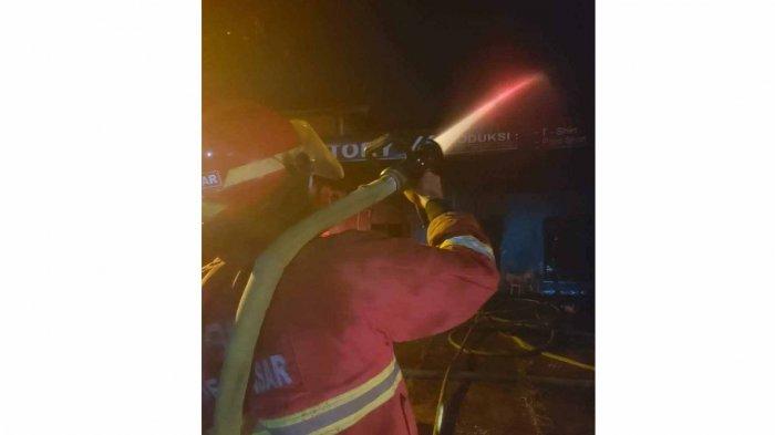 Sebuah Toko Aki di Denpasar Terbakar Akibat Korsleting Listrik