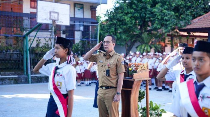 Kadisdikpora Badung I Gusti Made Dwipayana saat membuka MPLS yang dipusatkan di SMPN 1 Petang pada Senin 15 Juli 2024.