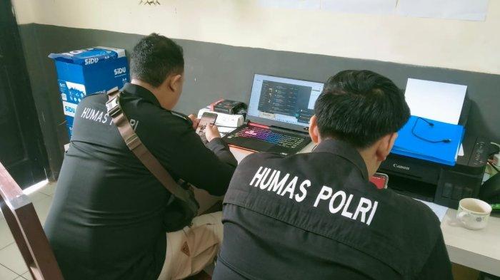 Petugas saat menggelar patroli siber atau pemantauan postingan di media sosial, selama pelaksanaan masa kampanye Pilkada 2024 di Polres Jembrana, Jumat 27 September 2024.