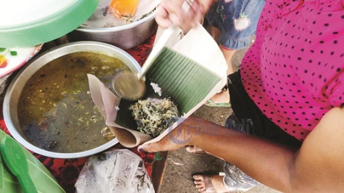 Pedagang menyajikan Bubur Bali di Pasar Baturiti Tabanan