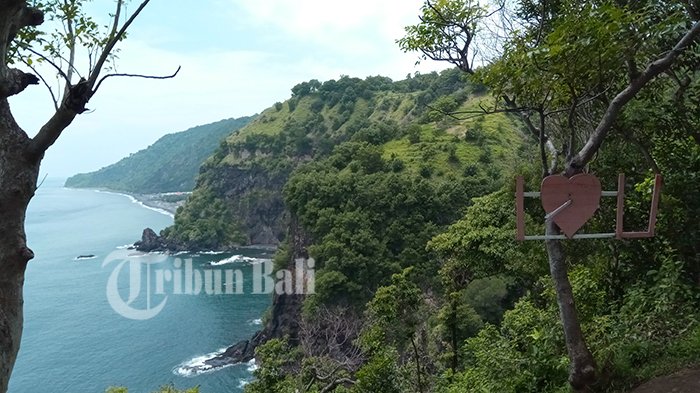 Bukit Asah tawarkan pesona keindahan alam dari atas bukit.