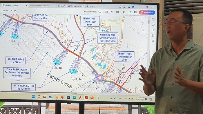 Kepala Dinas PUPR Badung, I.B Surya Suamba, saat menunjuk rencana penataan pantai di Gumi Keris pada Rabu 18 Juni 2024.
