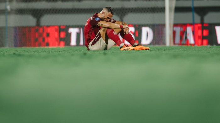  Tertunduk lesu - Ilija Spasojevic usai pertandingan Bali United VS RANS Nusantara FC duduk lesu setelah kembali kalah.