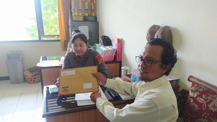 I Wayan Sudarma saat menyerahkan surat untuk Kapolres Buleleng, terkait permintaan kepastian hukum terhadap kliennya yang sudah tiga tahun ditetapkan sebagai tersangka, Senin (3/7).