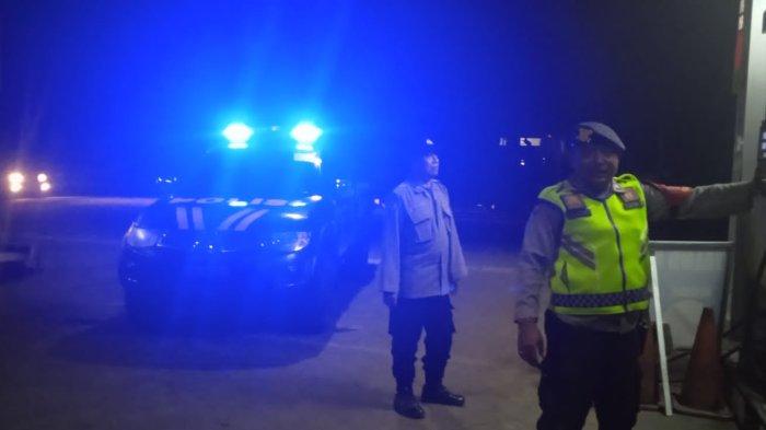 Polisi saat melakukan patroli pasca menerima laporan mini bus rombongan pamedek dilempari batu oleh dua pengendara motor di Desa Tejakula.