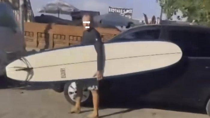 BARET MOBIL - Tangkapan layar terhadap video viral seorang bule yang diduga melakukan perusakan, dengan aksi baret mobil di kawasan Pantai Legian, Badung, Selasa (298).