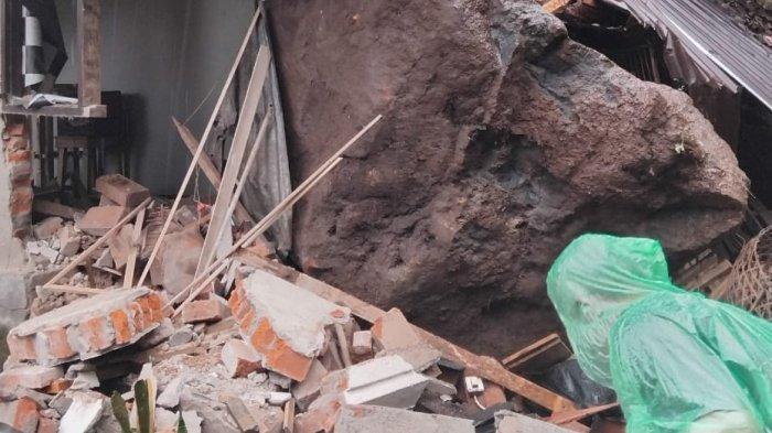 Hancur - Tembok rumah Ketut Sarya yang hancur pasca dihantam batu besar pada Senin (16/12/2024).