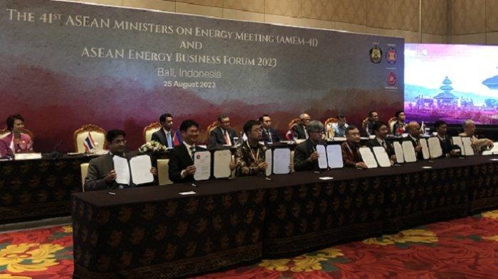 Proses penandatanganan MoU yang disaksikan langsung oleh para Menteri Energi ASEAN.