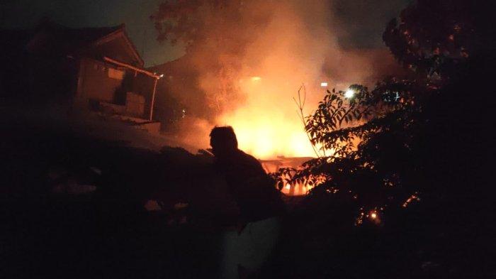 Ludes Terbakar - Sebanyak 12 kamar rumah bedeng di Jalan Siligita, Tanjung Benoa, Kuta Selatan, Badung ludes terbakar, Sabtu (29/7) malam. Warga mendengar empat kali ledakan yang diduga dari tabung gas LPG.