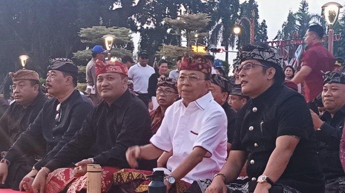 Temu kangen - Gubernur Bali, I Wayan Koster dalam acara Bupati Gianyar, Made 'Agus' Mahayastra temu kangen masyarakat di Alun-alun Gianyar, Rabu (5/3).