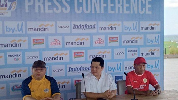 Ketum PSSI Erick Thohir (tengah)