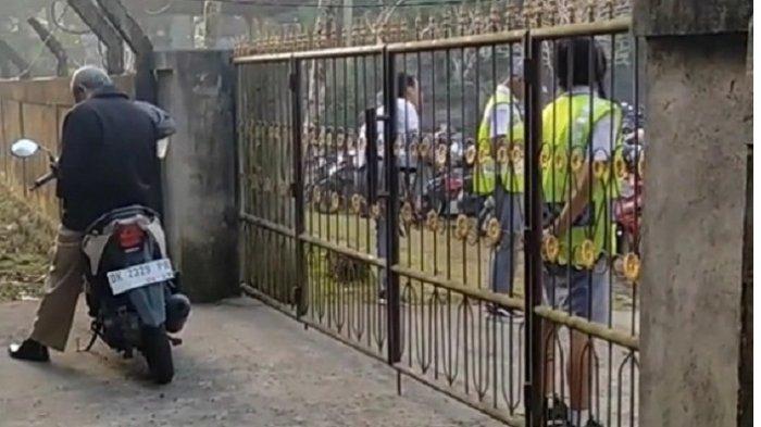 Guru dan staf SMKN 4 Bangli ditutup gerbang karena terlambat saat upacara bendera