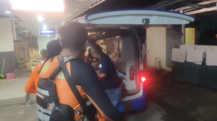 Tim SAR mengevakuasi seorang WNA asal Perancis tergelincir saat hendak turun ke Pantai Kelingking, Desa Bungamekar, Nusa Penida, Jumat (11/8/2023).