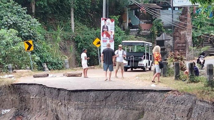 BELUM DIPERBAIKI - Kondisi jalan penghubung Dusun Apet, Desa Selat, Klungkung dengan Desa Tangkup, Karangasem, Kamis (26/10). Jalan ini belum mendapatkan perbaikan sejak amblas tiga bulan lalu. 