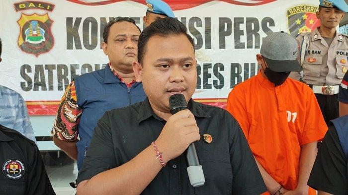 TERBELIT UTANG - Polisi memberi keterangan terkait kasus korupsi yang menjerat mantan Bendahara Desa Temukus, Kecamatan Banjar, Buleleng Made Ediana Gandi, Jumat (29/9). Gandi terbelit utang pinjol dan kesulitan untuk membayar.  