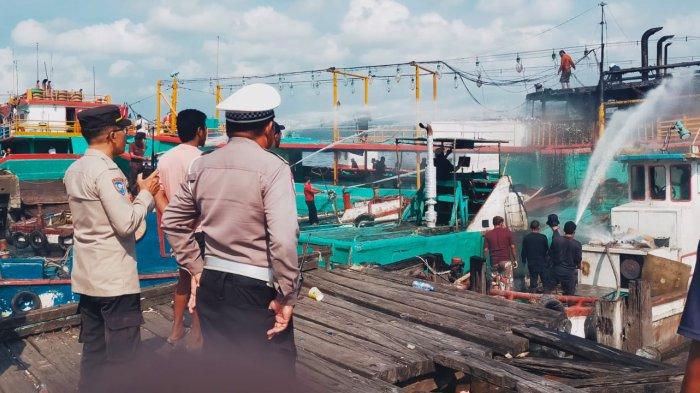 Kebakaran Kapal KM Budi Jaya 18 K22 Dermaga Barat Pelabuhan Benoa, Denpasar, Bali, pada Minggu 22 Juni 2025.
