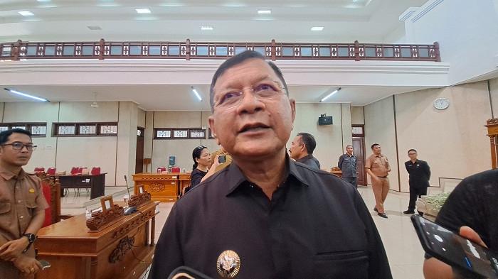 

PERSILAKAN MENGGUGAT - Bupati Buleleng, I Nyoman Sutjidra saat menanggapi ihwal rencana gugatan SK ke PTUN, Selasa (29/7). Pihaknya mempersilakan jika GA dan WA akan mengajukan gugatan, sebab itu merupakan hak keduanya.