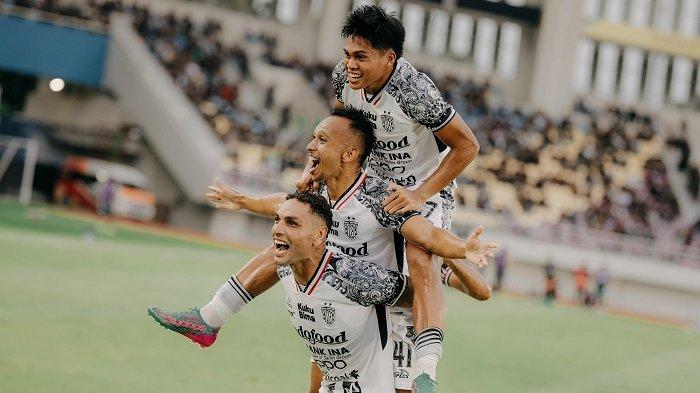 SKUAD - Bali United akhirnya berhasil mengemas kemenangan krusial di pekan ke-22 Liga 1 2024/2025 dengan mengalahkan tuan rumah PSS Sleman 1-2.


Laga yang berlangsung di Stadion Mahanan, Solo, Jawa Tengah, Minggu (9/2), Bali United berhasil meraih tiga poin penuh dan merangkak naik ke posisi ke-5 di klasemen Liga 1 2024/2025. 