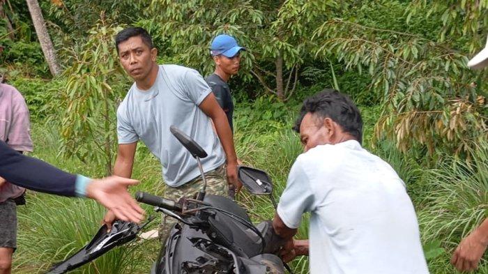 Kecelakaan - Warga sekitar saat membantu menolong Gavin dan Agustinus usai mengalami peristiwa kecelakaan di ruas jalan Singaraja - Sambangan pada Selasa (1/4/2025). Peristiwa kecelakaan diduga akibat rem sepeda motor mengalami blong saat lewat jalur turunan.