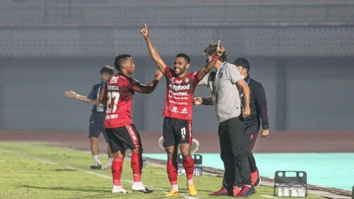 Eber Bessa (kiri) bersama pencetak gol Yabes Roni. Eber Bessa menandai debutnya bersama Bali United dengan memberi assist pada laga Liga 1 2021-2022 melawan Persib Bandung di Stadion Indomilk Arena, Tangerang, Sabtu 18 September 2021