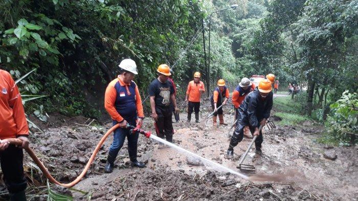 Petugas BPBD Klungkung saat bersihkan material longsor, yang menutup Jalan Dusun Anjingan dan Semaagung, Kamis (26/6/2025).