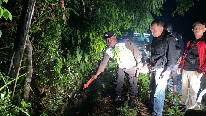 
OLAH TKP - Aparat Kepolisian Polsek Pupuan melakukan olah TKP penemuan bayi di selokan pinggir Jalan Raya Pupuan-Seririt, Desa Bantiran, Kecamatan Pupuan, Kabupaten Tabanan, pada Sabtu (8/3) malam.

