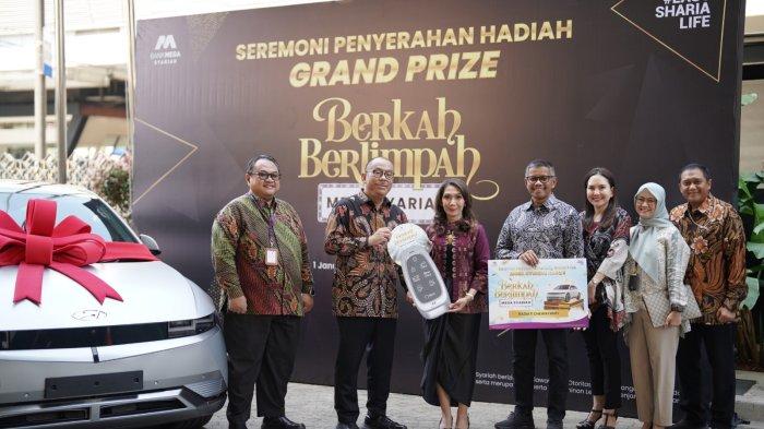 Direktur Utama Bank Mega Syariah, Yuwono Waluyo menyerahkan hadiah utama Grand Prize berupa 1 unit mobil listrik Hyundai Ioniq 5 kepada nasabah yang beruntung dalam Program Berkah Berlimpah Mega Syariah (BBM) Tahap Grand Prize yaitu Ibu Radiati Dhewayanti di Menara Mega Syariah, Kamis, 13 Februari 2025.