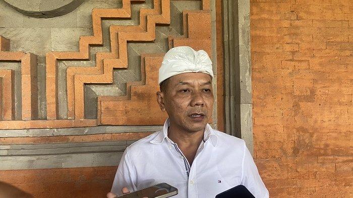 BERI KETERANGAN - Kepala Satpol PP Provinsi Bali, Dewa Darmadi.