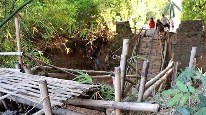 Jembatan Roboh - Jembatan bambu yang rusak di Desa Ketonggo, Kecamatan Bungkal, Ponorogo, Minggu (23/7). Jembatan ini roboh saat dilintasi oleh puluhan siswa SMP.