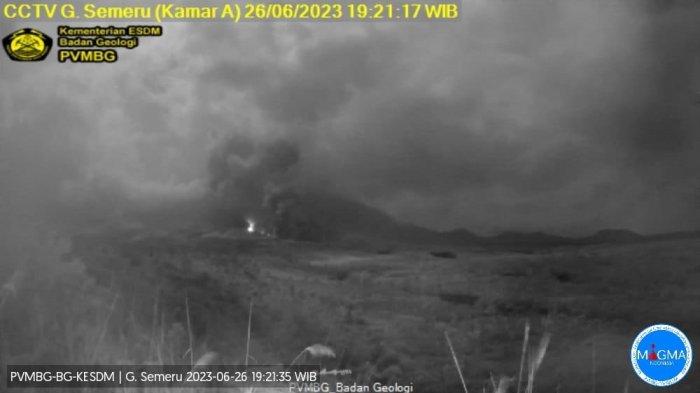 Terjadi erupsi Gunung Semeru pada hari Senin, 26 Juni 2023, pukul 19:10 WIB. Tinggi kolom letusan teramati ± 1500 m di atas puncak (± 5176 m di atas permukaan laut). Kolom abu teramati berwarna kelabu hingga coklat dengan intensitas tebal ke arah timur laut dan timur. Erupsi terekam di seismograf dengan amplitudo maksimum 23 mm dan durasi 633 detik.