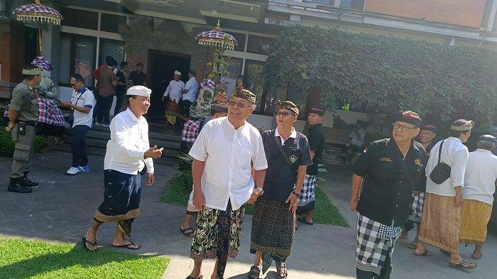 SAMPAIKAN ASPIRASI - Prajuru Desa Adat Gianyar mendatangi kantor Bupati Gianyar, Bali, Kamis (18/7). Mereka menyampaikan keberatan atas adanya surat dari pemkab terkait pemberitahuan penghentian pengelolaan Pasar Senggol Gianyar di GOR Kebo Iwa.