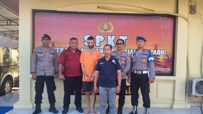 Bule Mejaguran - Jason Barletta (3 kiri) diamankan oleh Unit Reskrim Polsek Kuta Utara, Selasa (18/7).