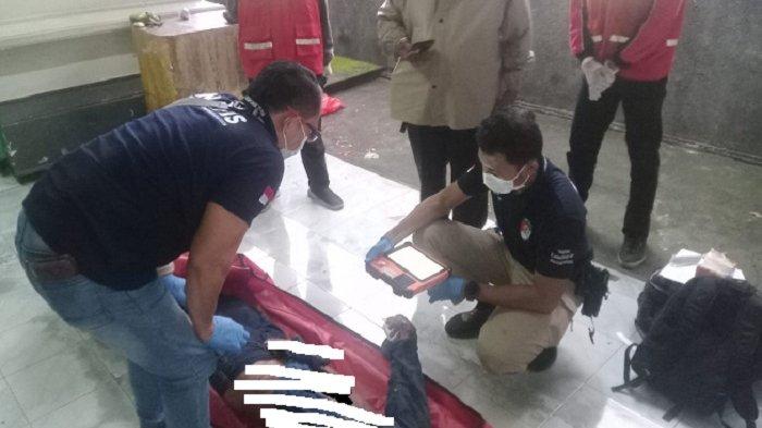 Pemeriksaan - Tim medis Puskesmas Sukasada 2 saat melakukan pemeriksaan luar, terhadap mayat yang ditemukan di hutan lindung wilayah Desa Pancasari, Kecamatan Sukasada, Buleleng, Senin (3/2/2025). Mayat laki-laki itu selanjutnya dibawa ke RSUD Buleleng untuk diperiksa lebih lanjut.